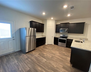 105 Brunswick Ln - Photo Thumbnail 6
