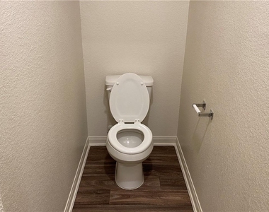105 Brunswick Ln - Photo Thumbnail 12