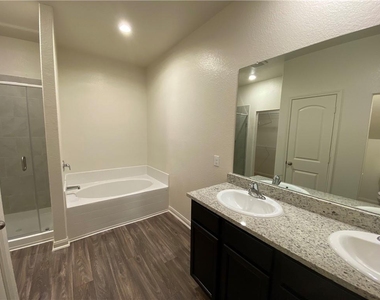105 Brunswick Ln - Photo Thumbnail 13