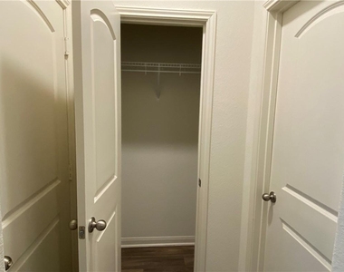 105 Brunswick Ln - Photo Thumbnail 8