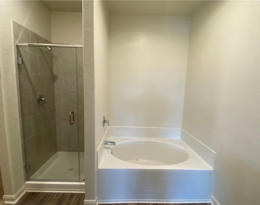 105 Brunswick Ln - Photo Thumbnail 11