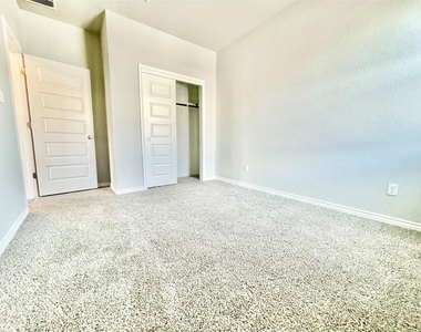 2929 Sage Ranch Dr - Photo Thumbnail 3