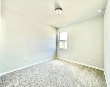 2929 Sage Ranch Dr - Photo Thumbnail 16