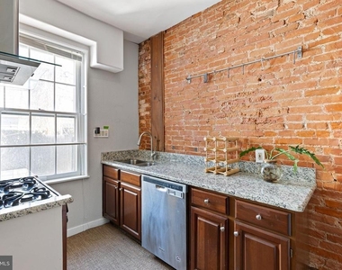 1010 Trenton Place - Photo Thumbnail 7
