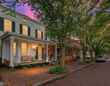 1010 Trenton Place - Photo Thumbnail 3