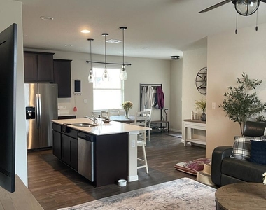 160 Earl Keen St - Photo Thumbnail 5