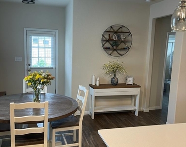 160 Earl Keen St - Photo Thumbnail 8