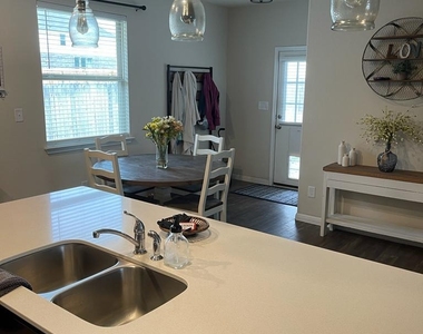 160 Earl Keen St - Photo Thumbnail 7