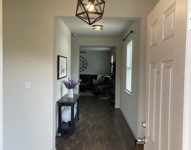 160 Earl Keen St - Photo Thumbnail 2
