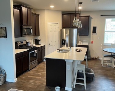 160 Earl Keen St - Photo Thumbnail 6