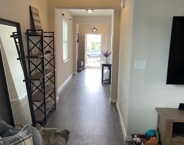 160 Earl Keen St - Photo Thumbnail 4