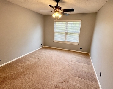 319 Deer Glen Way - Photo Thumbnail 13
