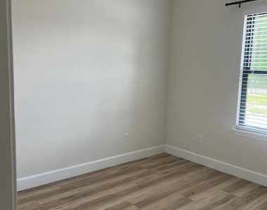 687 S Orange Street - Photo Thumbnail 4