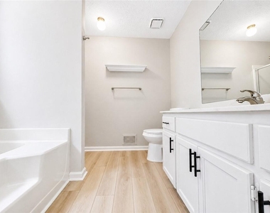1400 Chalet Circle - Photo Thumbnail 8