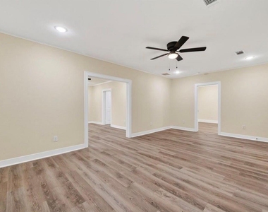 2725 Avenue F - Photo Thumbnail 9