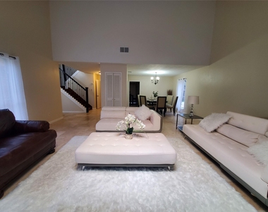 2810 Arrowhead Drive - Photo Thumbnail 4