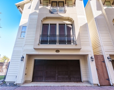 225 Knox Street - Photo Thumbnail 1