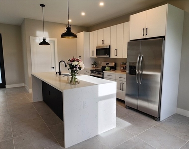 758 Worth Avenue S - Photo Thumbnail 3