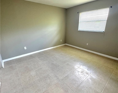 129 Se 23rd Place - Photo Thumbnail 7