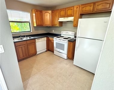 129 Se 23rd Place - Photo Thumbnail 2