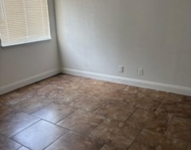 2855 Winkler Avenue - Photo Thumbnail 2