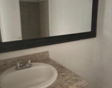 2855 Winkler Avenue - Photo Thumbnail 5