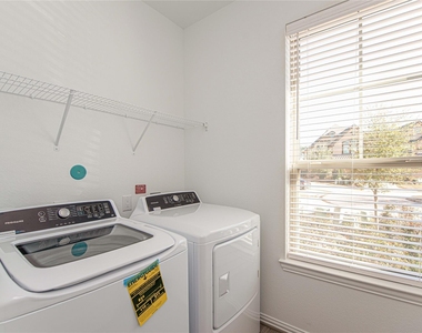 107 Silver Sky Court - Photo Thumbnail 16