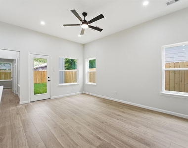 4354 Clover Street - Photo Thumbnail 7