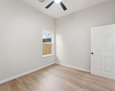 4354 Clover Street - Photo Thumbnail 10