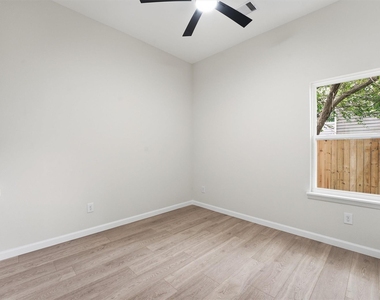 4354 Clover Street - Photo Thumbnail 9