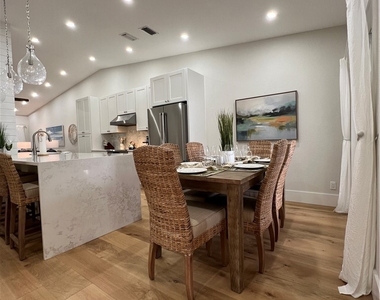 7087 Barrington Circle - Photo Thumbnail 8