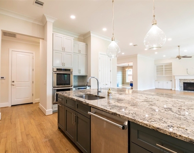 1507 Martin Street - Photo Thumbnail 8