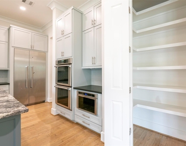 1507 Martin Street - Photo Thumbnail 10