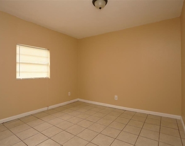 2460 W Shane Street - Photo Thumbnail 7