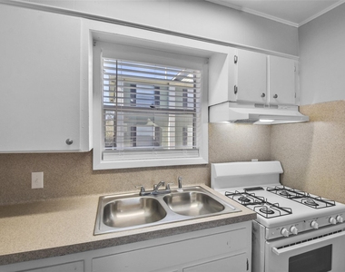1511 Broadmoor Drive - Photo Thumbnail 4