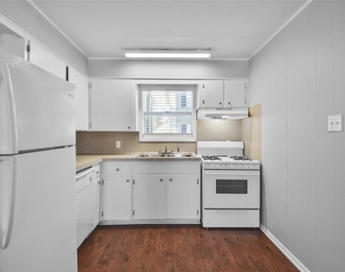 1511 Broadmoor Drive - Photo Thumbnail 2