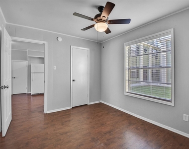 1511 Broadmoor Drive - Photo Thumbnail 6