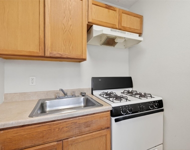 7742 Park Place Boulevard - Photo Thumbnail 10