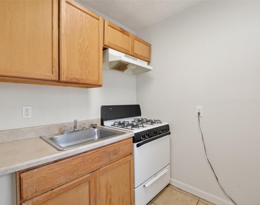 7742 Park Place Boulevard - Photo Thumbnail 8