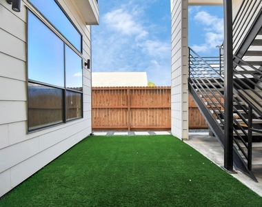 732 W 22nd Street - Photo Thumbnail 2