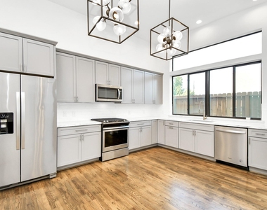 732 W 22nd Street - Photo Thumbnail 10
