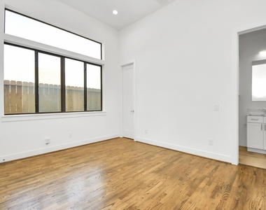 732 W 22nd Street - Photo Thumbnail 30