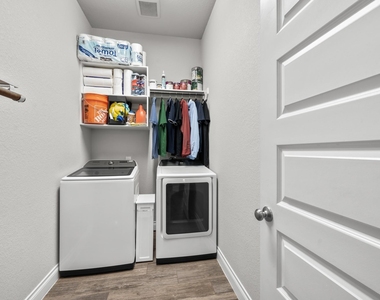 8136 Tyrell Heights Drive - Photo Thumbnail 16