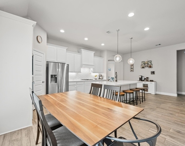 8136 Tyrell Heights Drive - Photo Thumbnail 24
