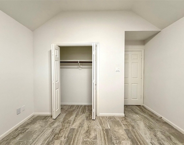 3226 Candlepine Drive - Photo Thumbnail 5