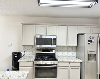 3226 Candlepine Drive - Photo Thumbnail 12