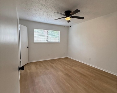 3206 Cascade Creek Drive - Photo Thumbnail 14