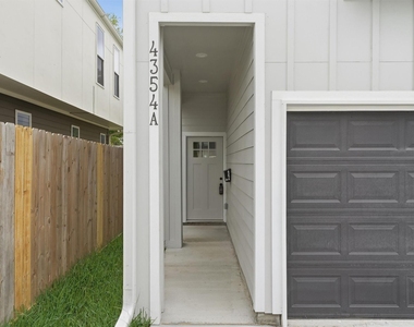 4354 Clover Street - Photo Thumbnail 2