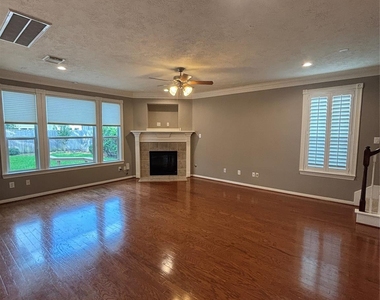 951 Lamonte Lane - Photo Thumbnail 3