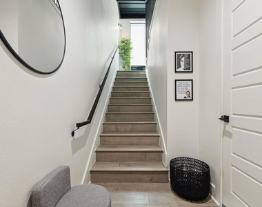 422 W 9th Street - Photo Thumbnail 2